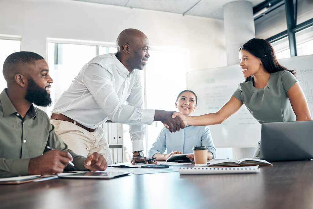 Agentes inmobiliarios saludando a clientes